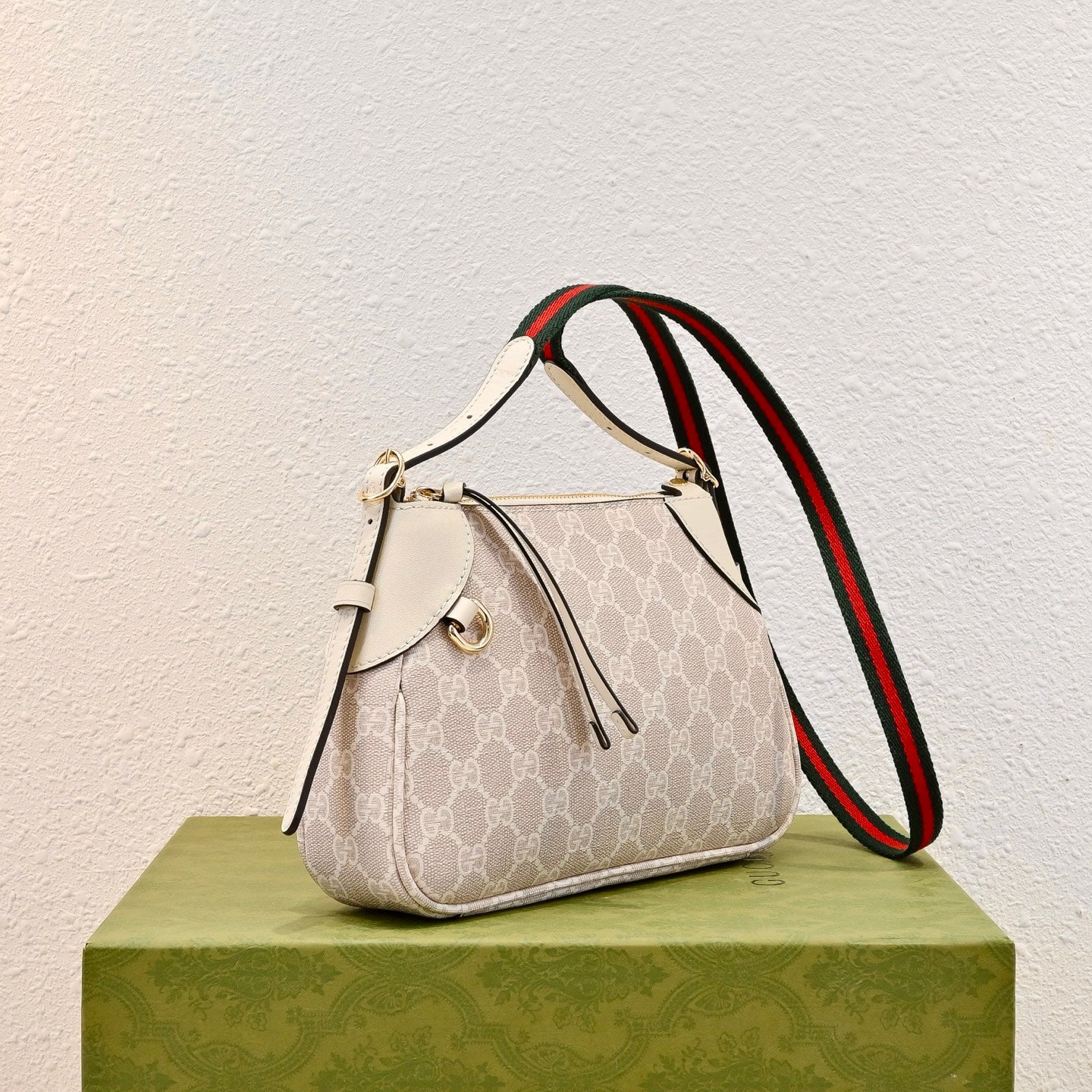 Gucci Emblem Small Zipped Tote Bag – 815218
