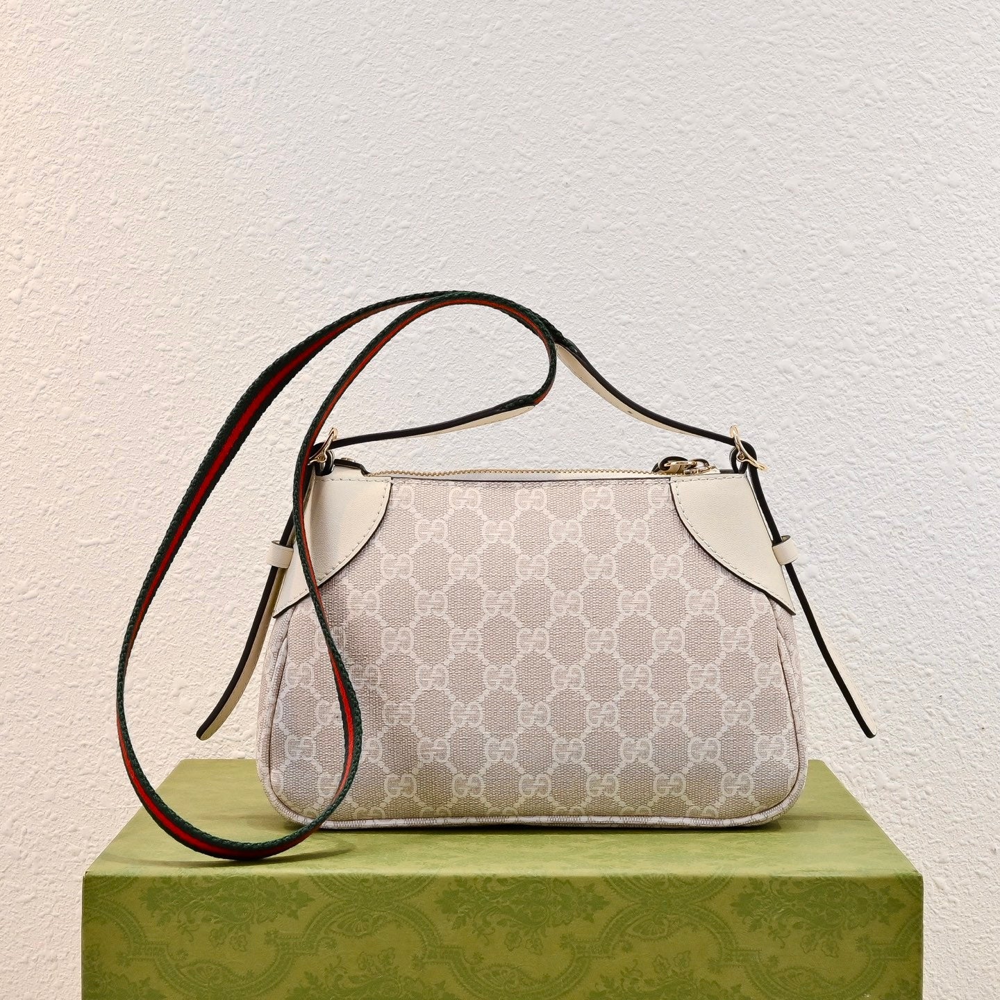 Gucci Emblem Small Zipped Tote Bag – 815218