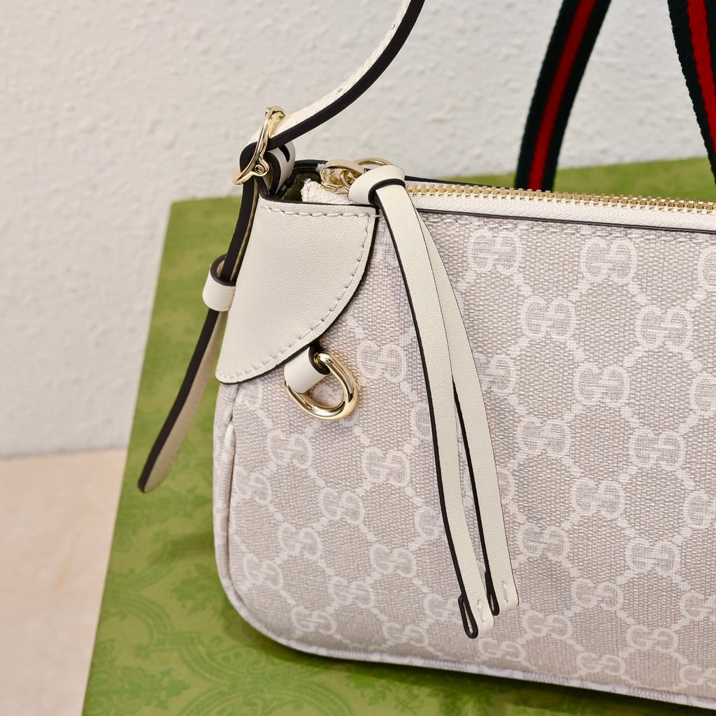 Gucci Emblem Small Zipped Tote Bag – 815218
